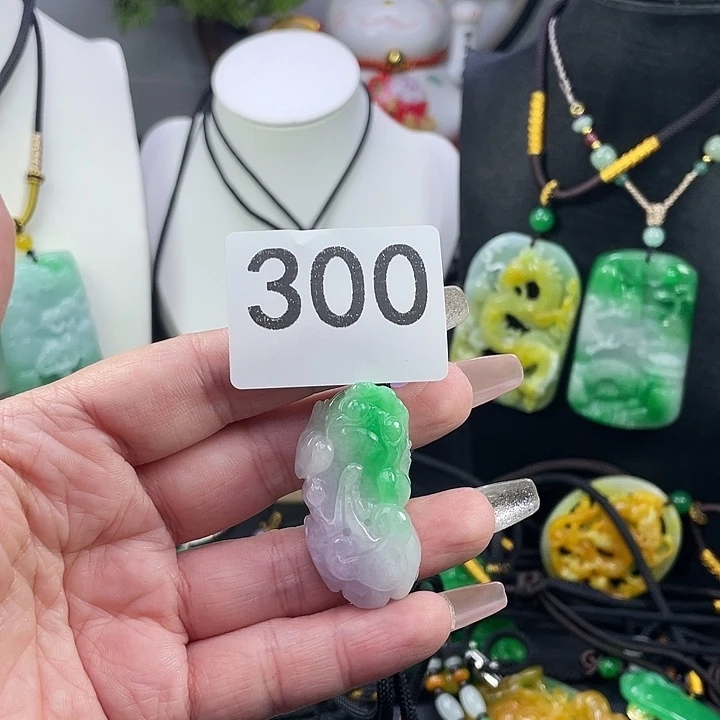 翡翠未镶嵌吊坠(赠链)