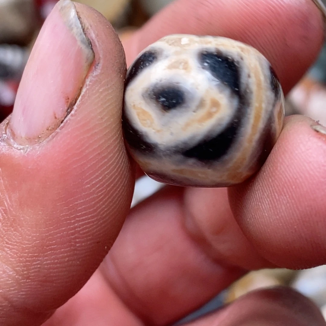 DIY琉璃珠子的颜色是蓝色的