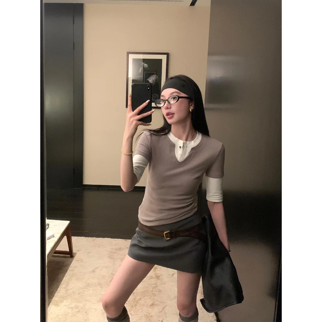 区区欧阳 撞色拼接假两件短袖T恤女春季新款修身显瘦正肩圆领上衣