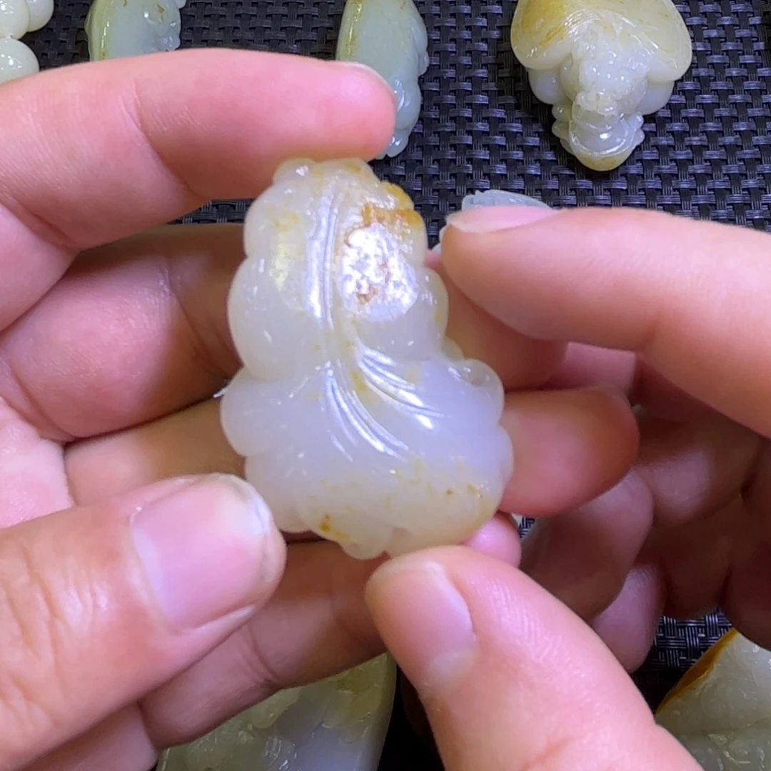 辛***巴和田玉未镶嵌颈饰