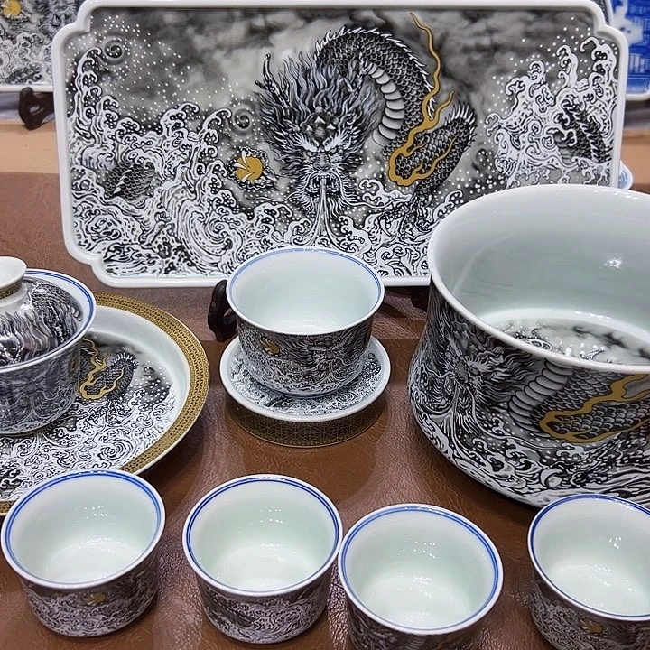 摆件景德镇陶瓷艺术展在上海举办期间