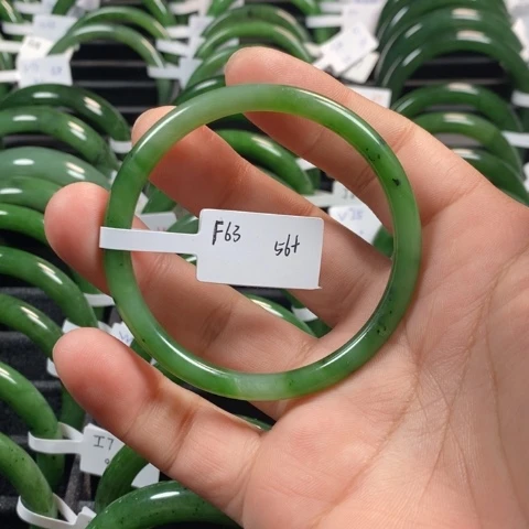 和田玉（碧玉）手镯未镶嵌有瑕疵