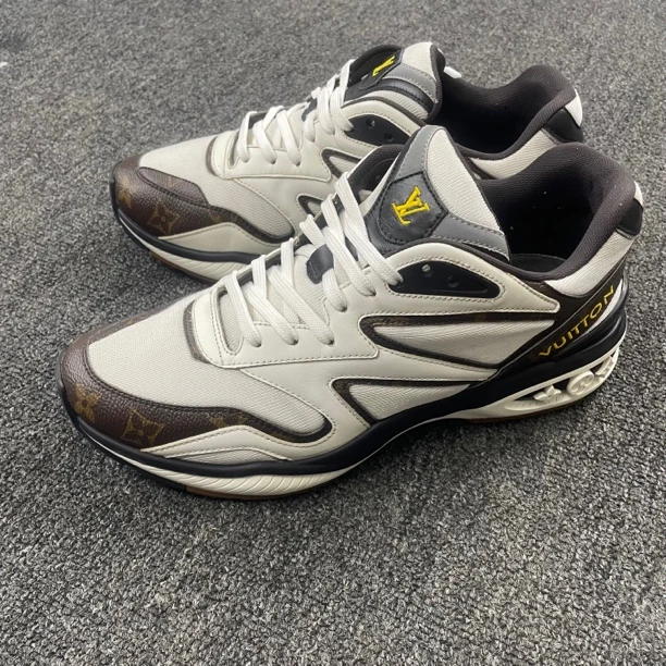 95新 LouisVuitton/路易威登 白棕色板鞋41码98新公价9700