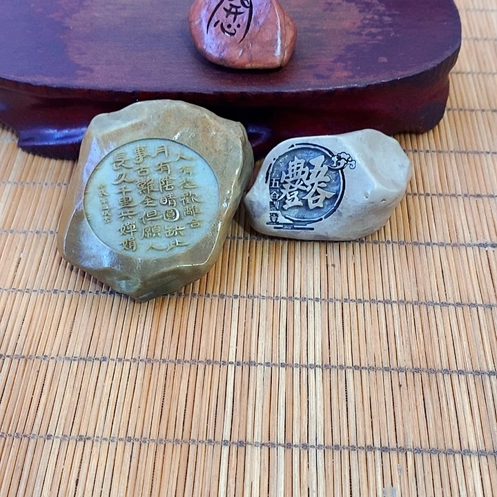 超***晴原石雕刻工艺品手把摆件