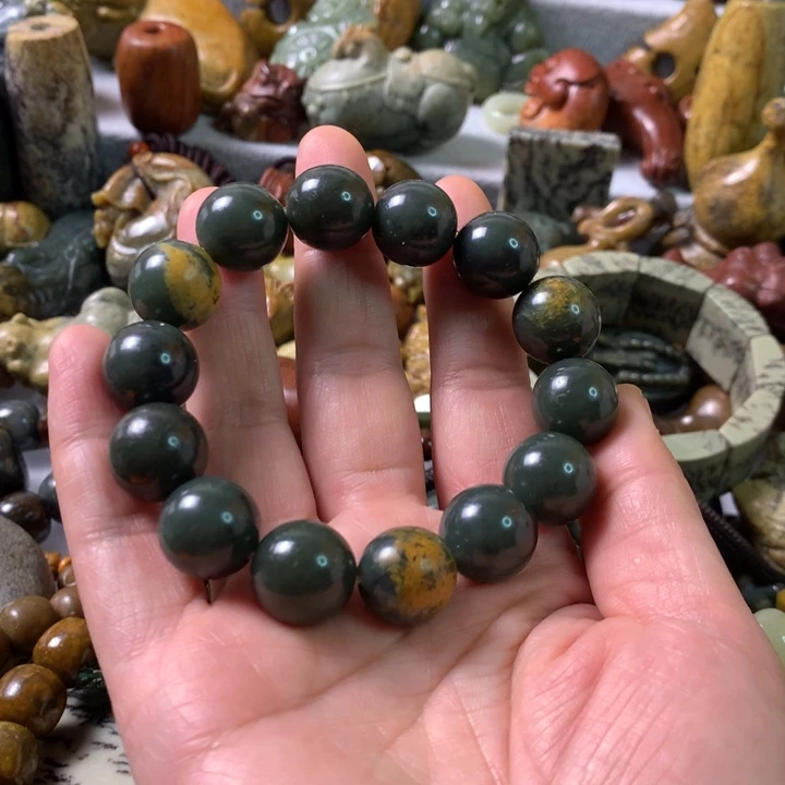 未镶嵌岫岩河磨玉（透闪石质玉）把件