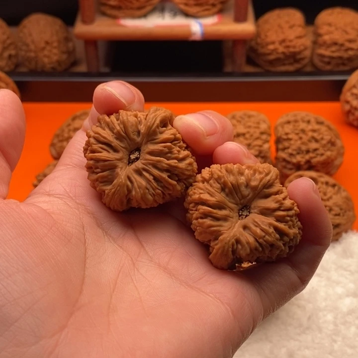 桃***茶文玩核桃吊坠凹底残