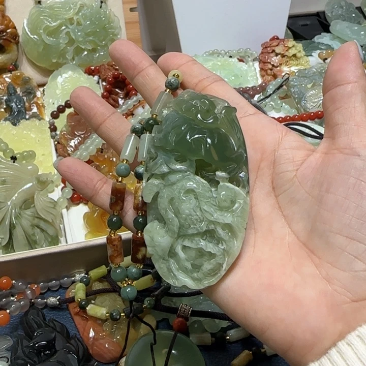 未镶嵌蛇纹石玉吊坠