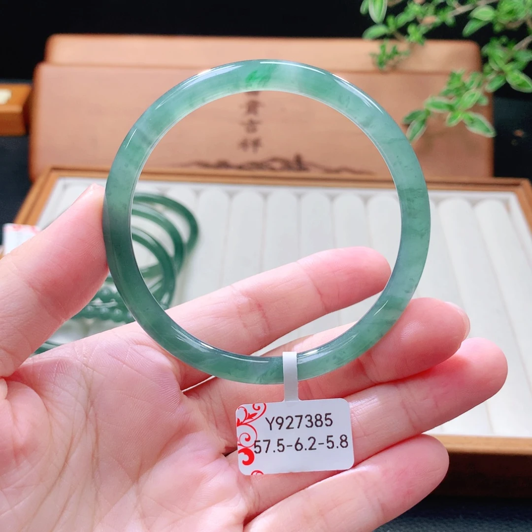 翡翠未镶嵌手镯（圆镯）