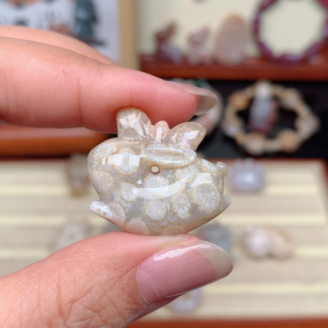 未镶嵌颈饰硅化玉