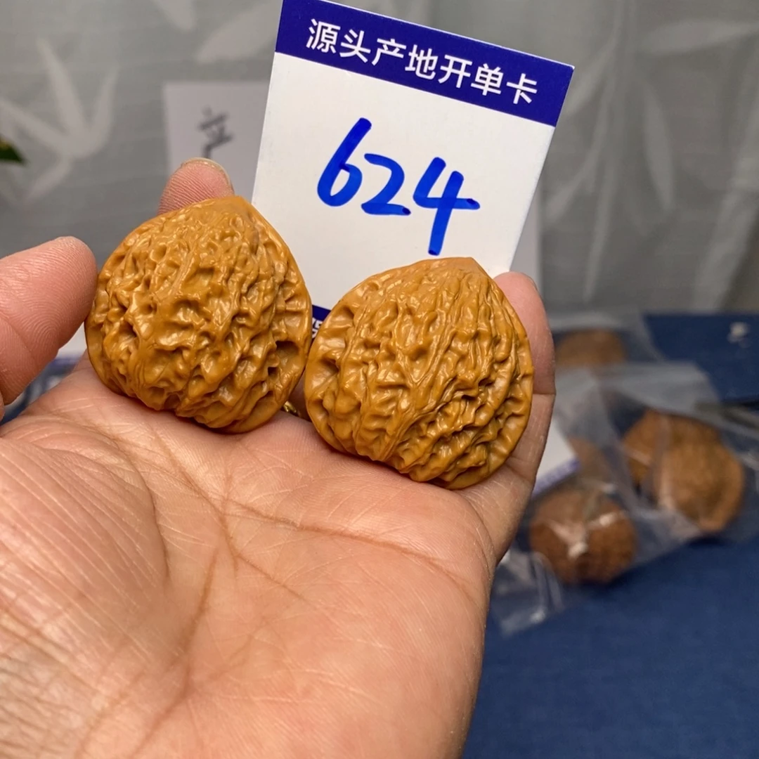 文玩核桃把件35.5金牛