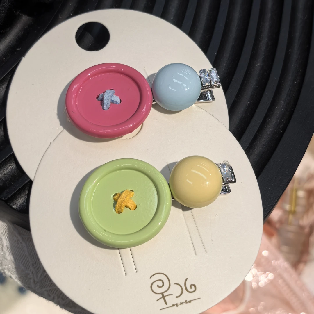 B548粉绿色纽扣边夹一对