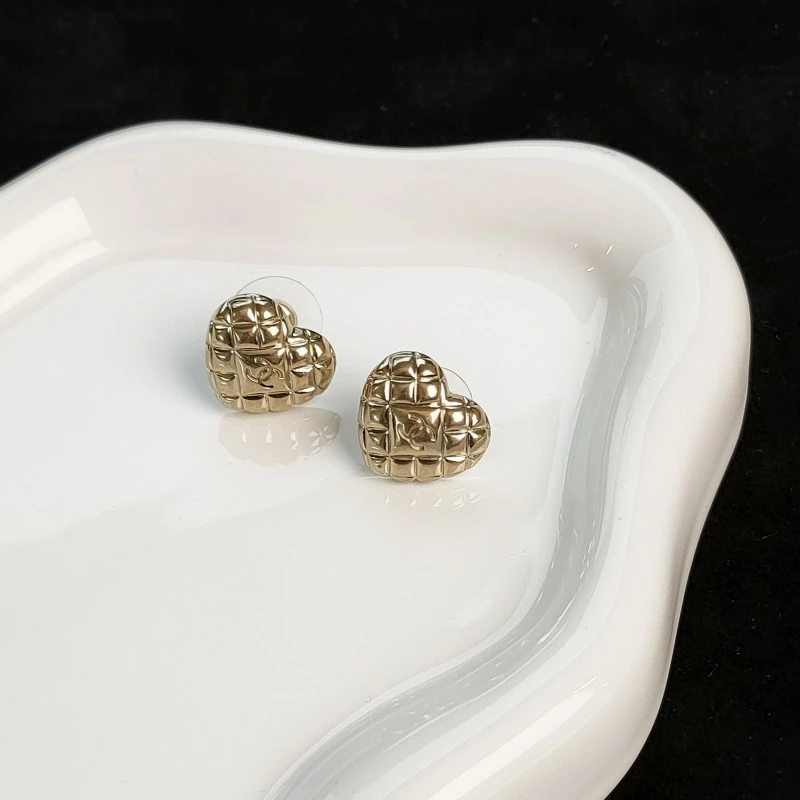 95新 Chanel/香奈儿 Azul-21P浅金色菱格纹爱心双C耳钉/52228