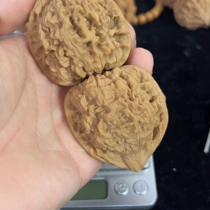 把件文玩核桃48左右微微瑕练手官帽，编号011