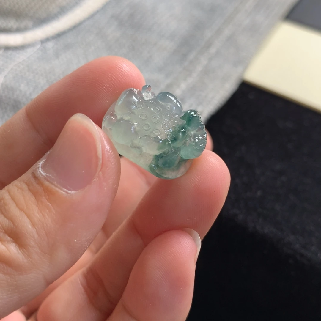 定制翡翠未镶嵌荷花手牌