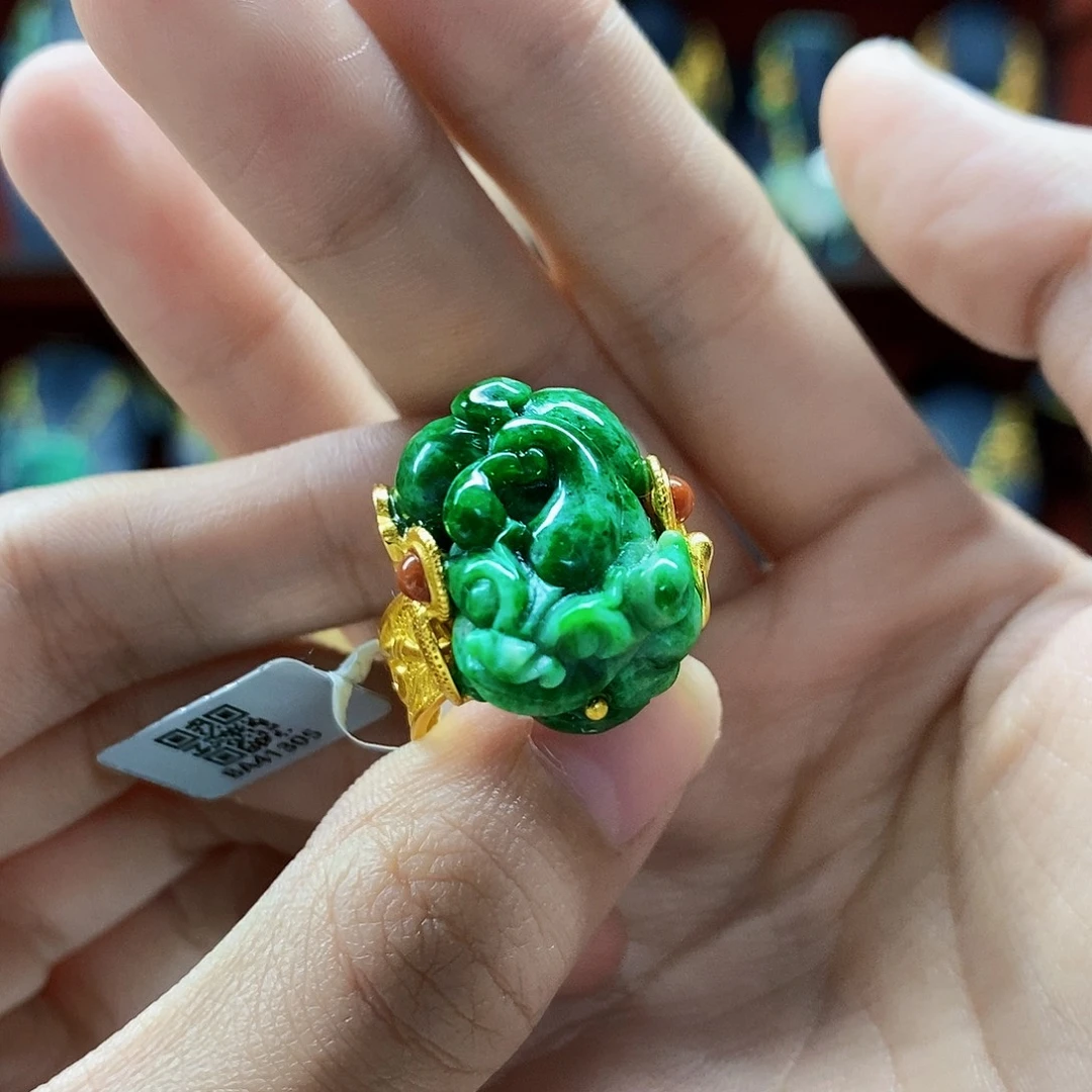 翡翠未镶嵌颈饰戒指