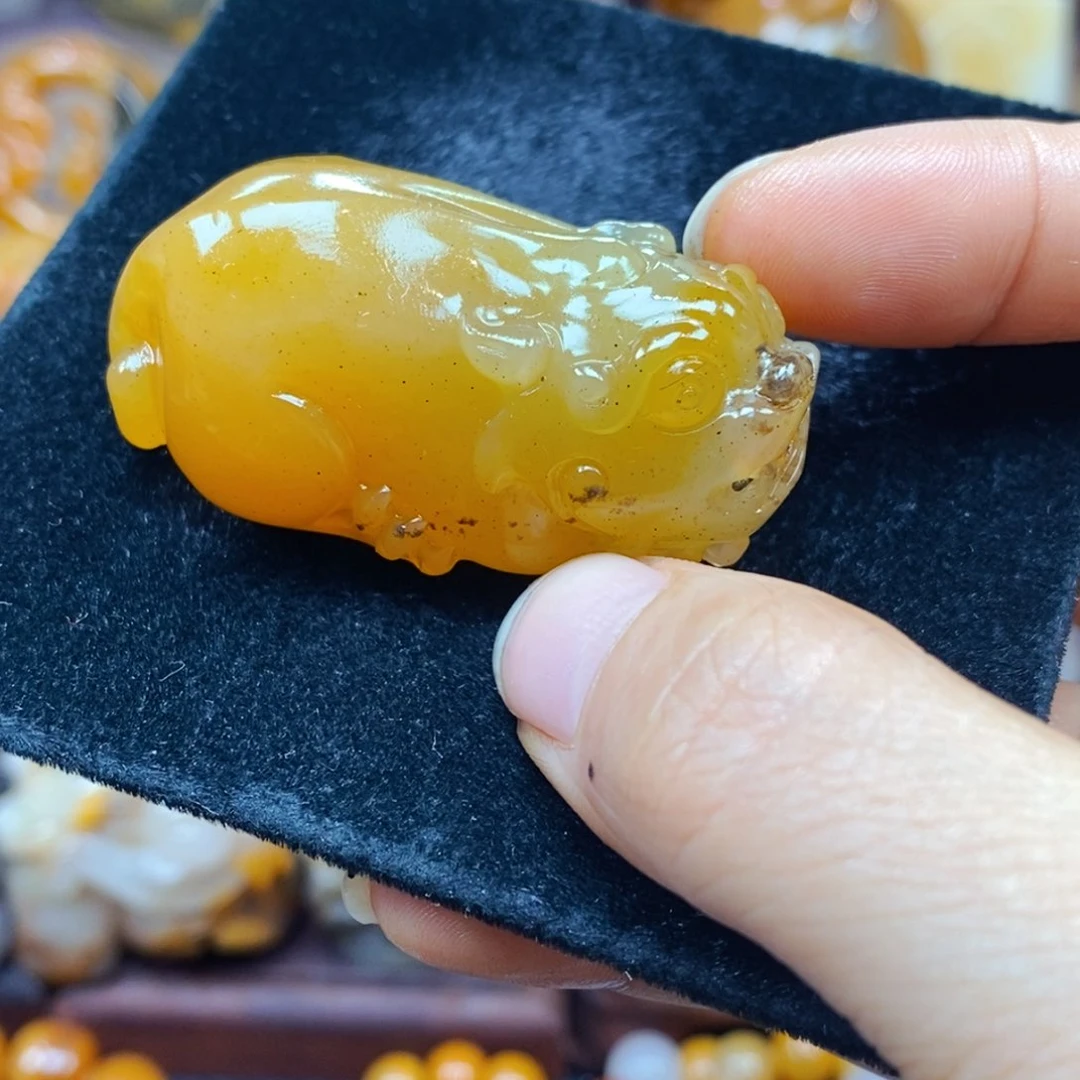 未镶嵌石英质玉（黄龙玉）颈饰
