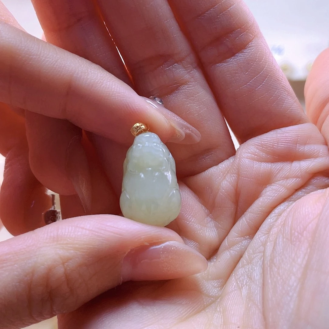 和田玉吊坠(赠链)18K金镶嵌九***雾