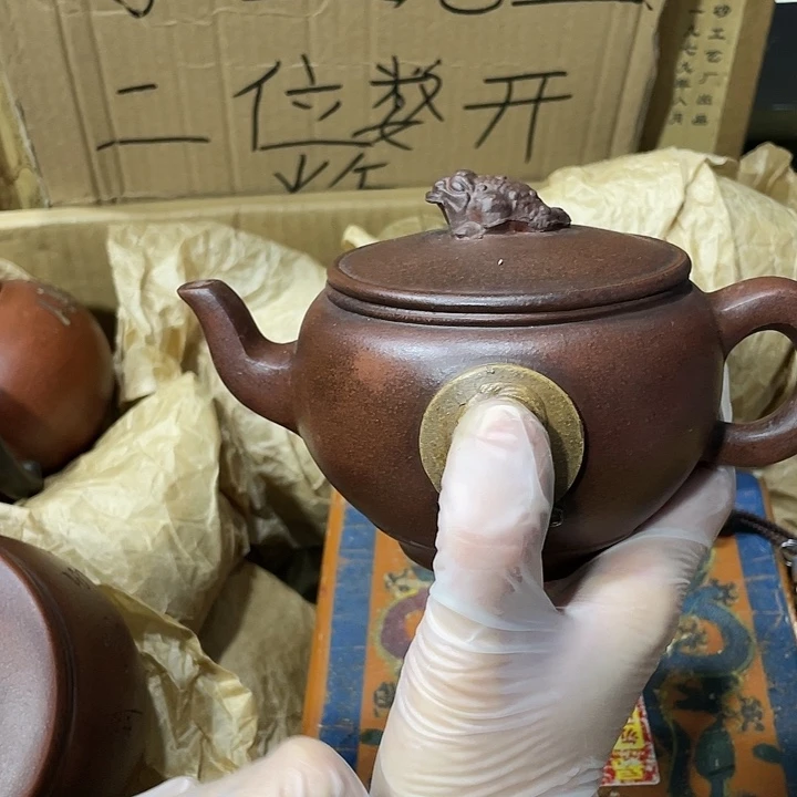 紫砂茶壶矿泥料手工制作的一把紫砂壶。