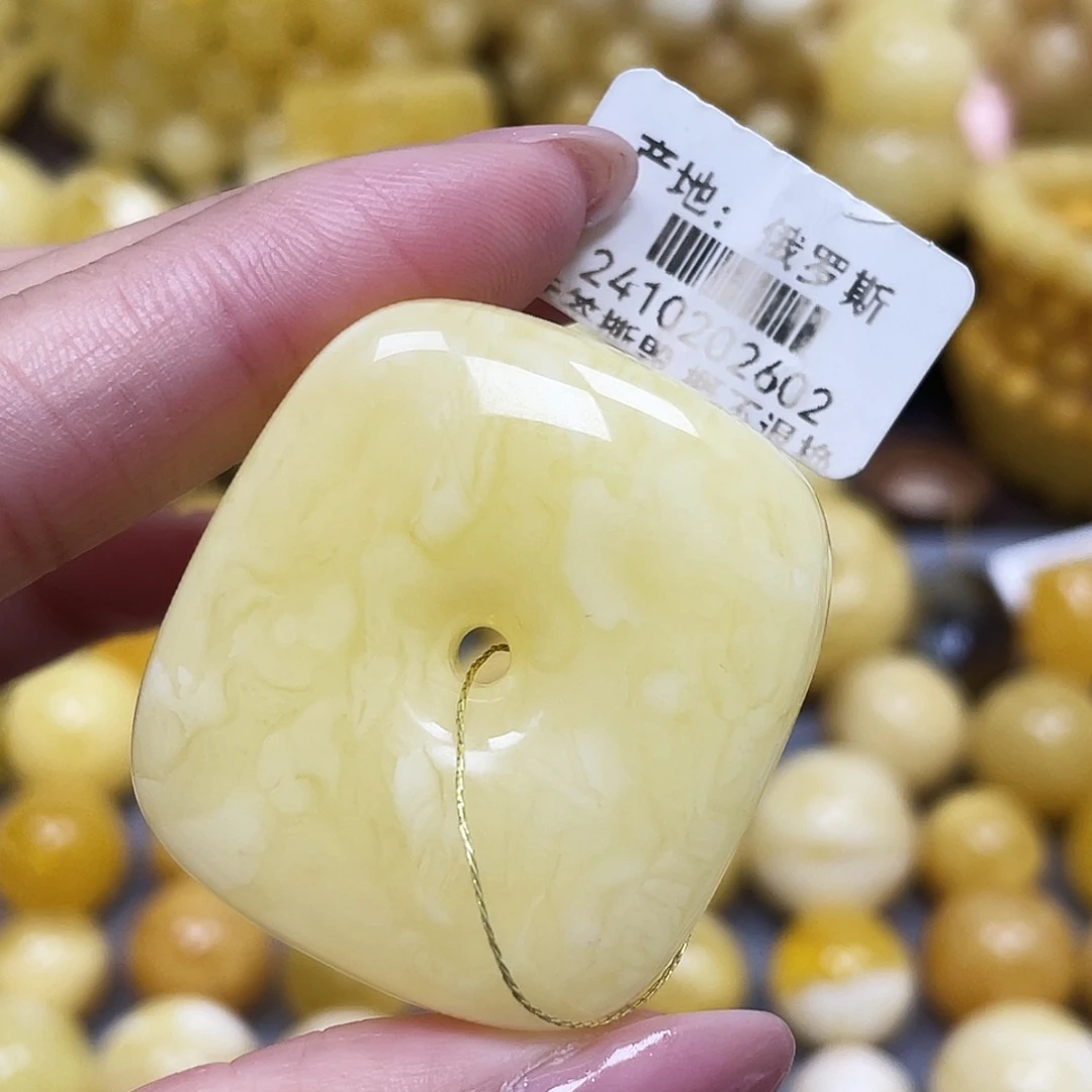 6***6蜜蜡未镶嵌裸石37.5*34.1mm瑕