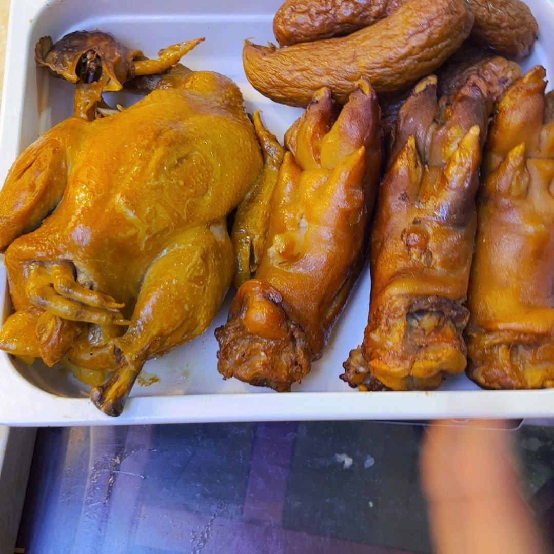 三黄鸡➕3个六两猪手➕4儿童肠