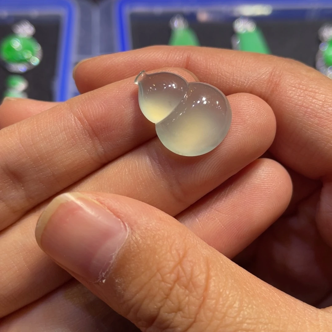 翡翠未镶嵌颈饰葫芦