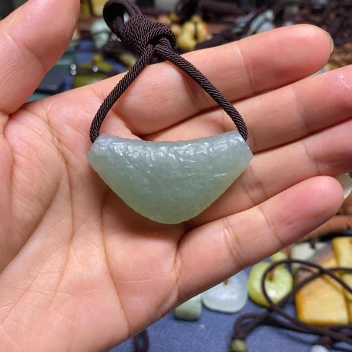 未镶嵌蛇纹石玉颈饰