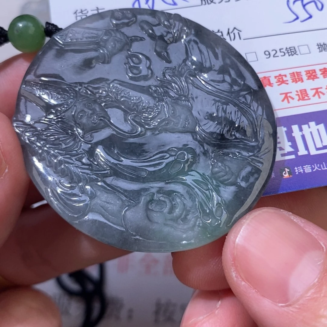 两***地翡翠未镶嵌颈饰翡翠