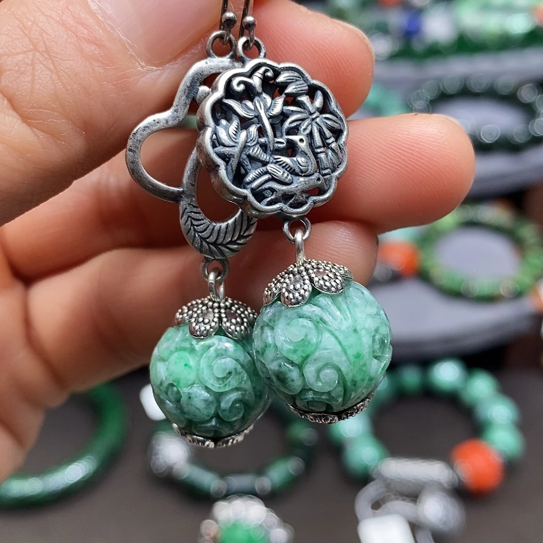 未镶嵌翡翠耳饰漂亮美眉