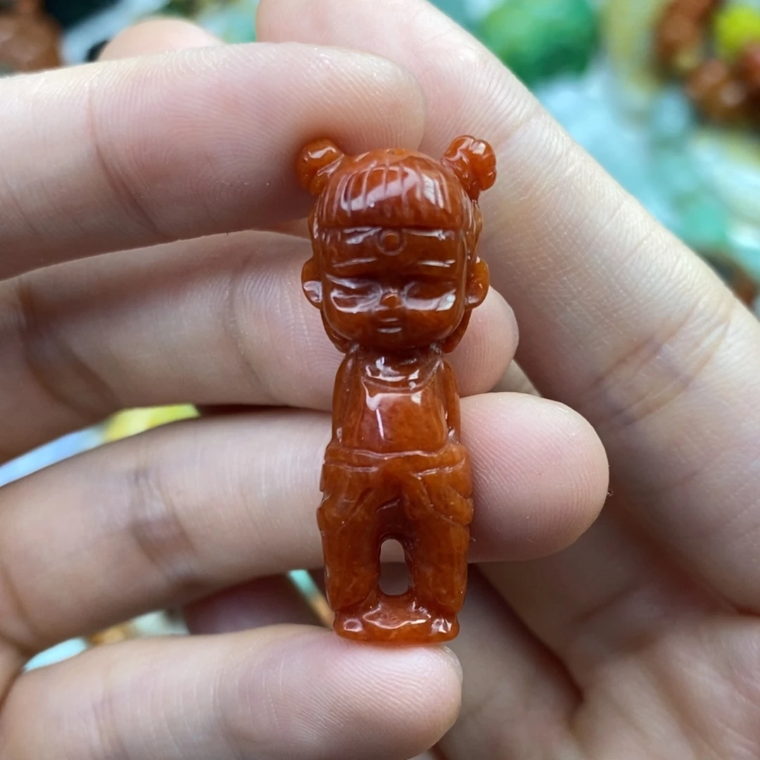 翡翠未镶嵌颈饰静**变