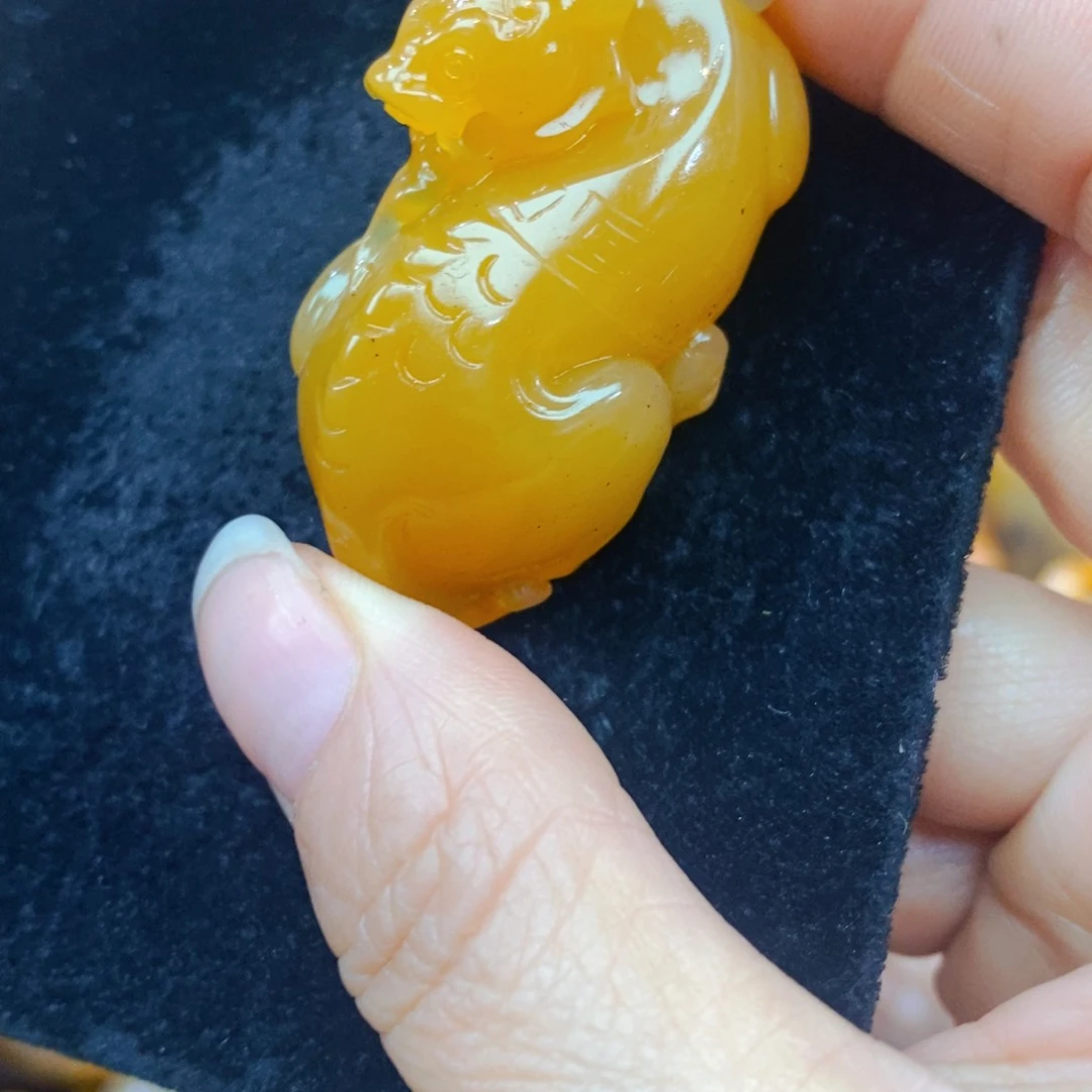 未镶嵌石英质玉（黄龙玉）颈饰