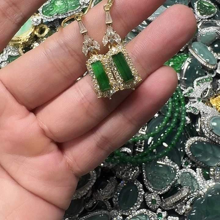 翡翠未镶嵌颈饰天然A货翡翠放漏