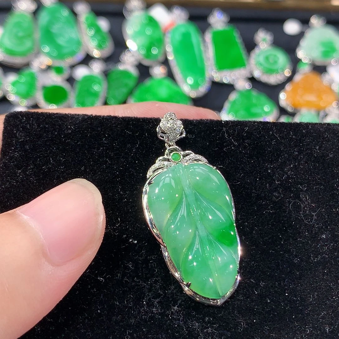 翡翠18K金镶嵌颈饰