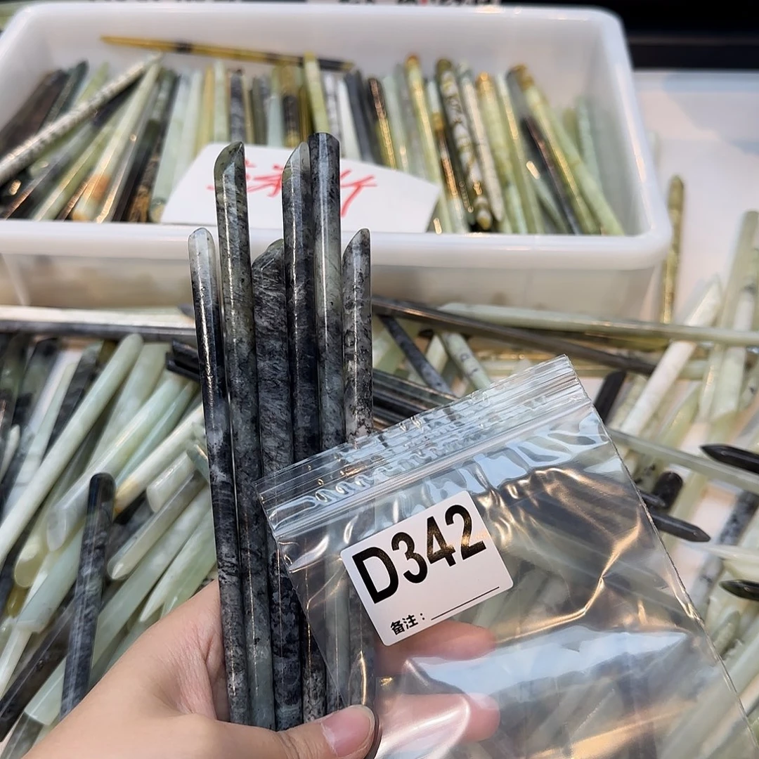 宁***悦未镶嵌蛇纹石玉发饰