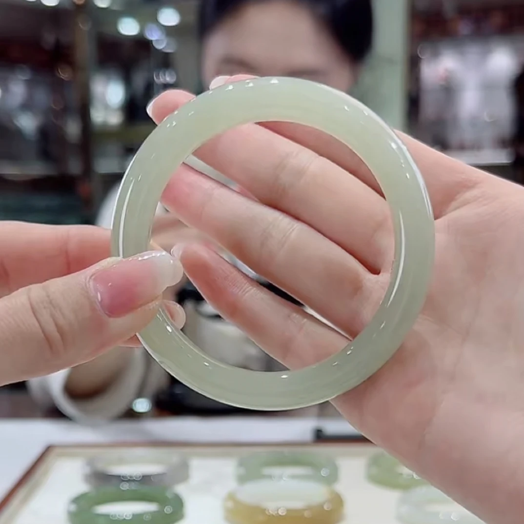 精品和田玉手镯  晴水58