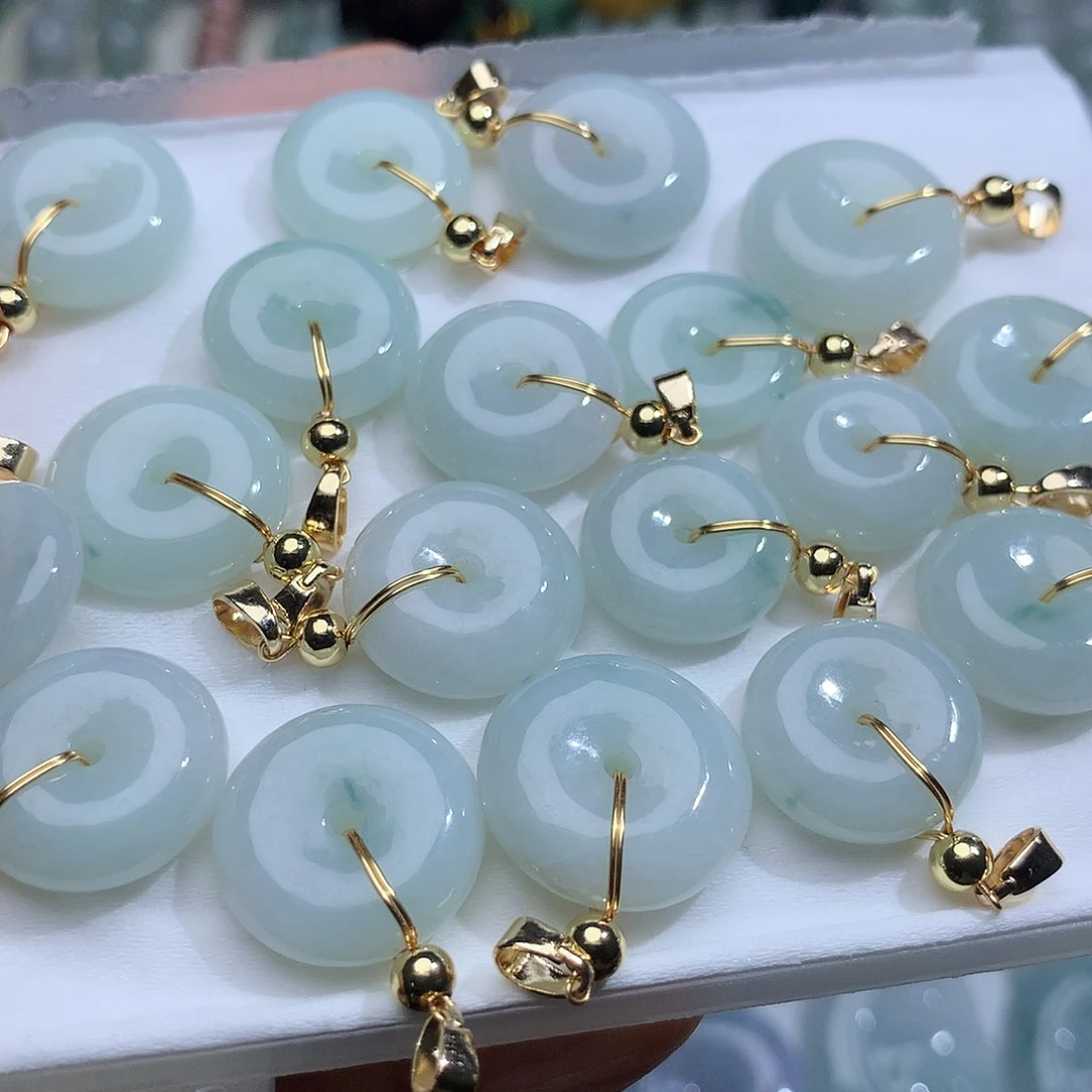 翡翠未镶嵌颈饰，发其中一个！