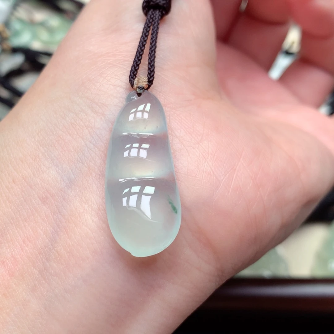 翡翠未镶嵌颈饰豆子