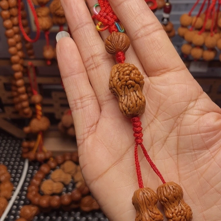 木质类龙纹桃枭挂件