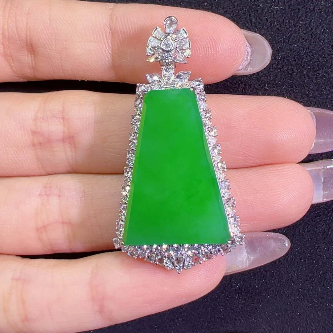 翡翠18K金镶嵌颈饰无事牌