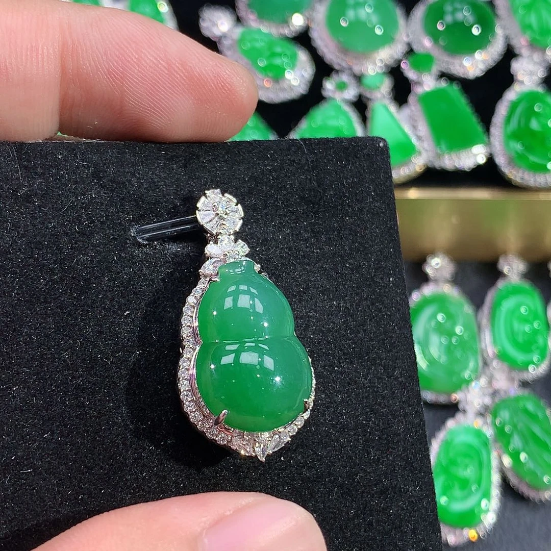 翡翠18K金镶嵌颈饰