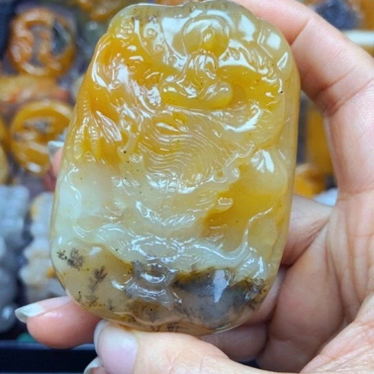 石英质玉（黄龙玉）未镶嵌颈饰