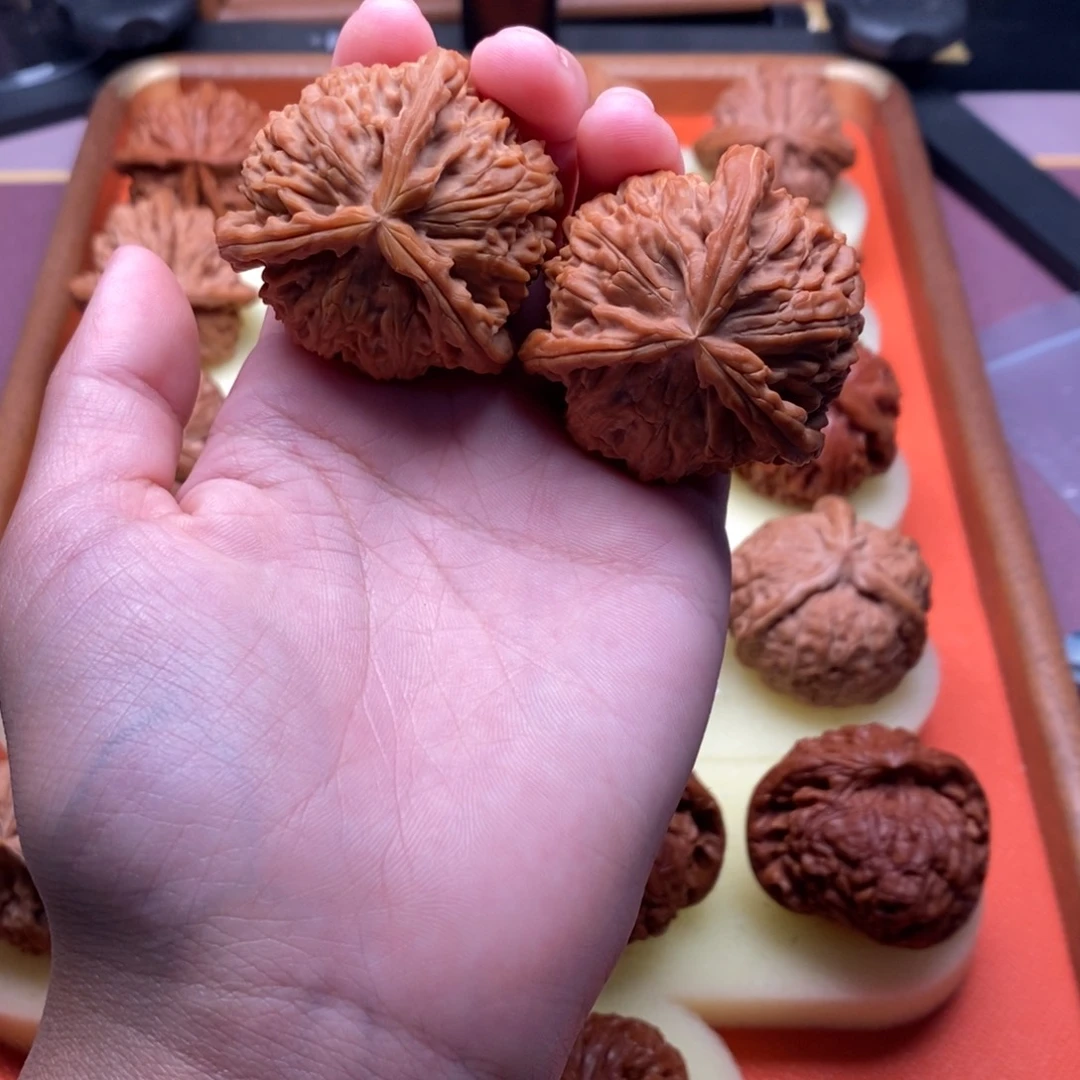 桃核吊坠白狮子正奔