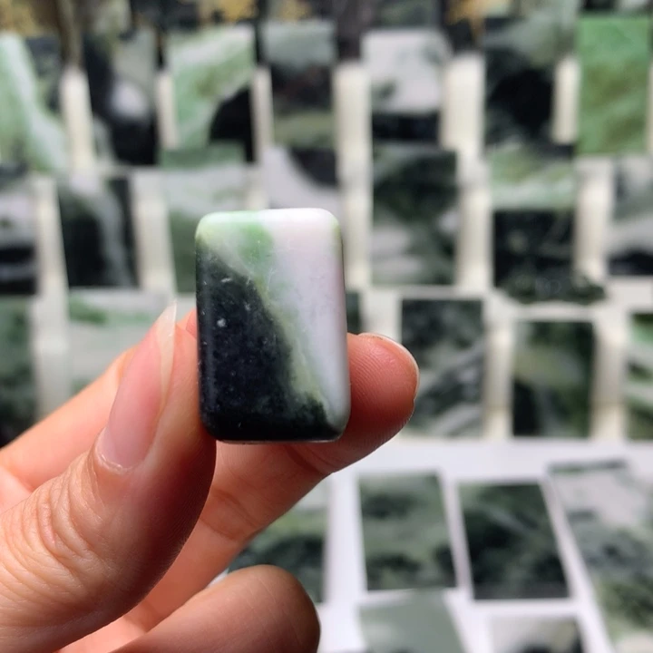 独山玉颈饰未镶嵌