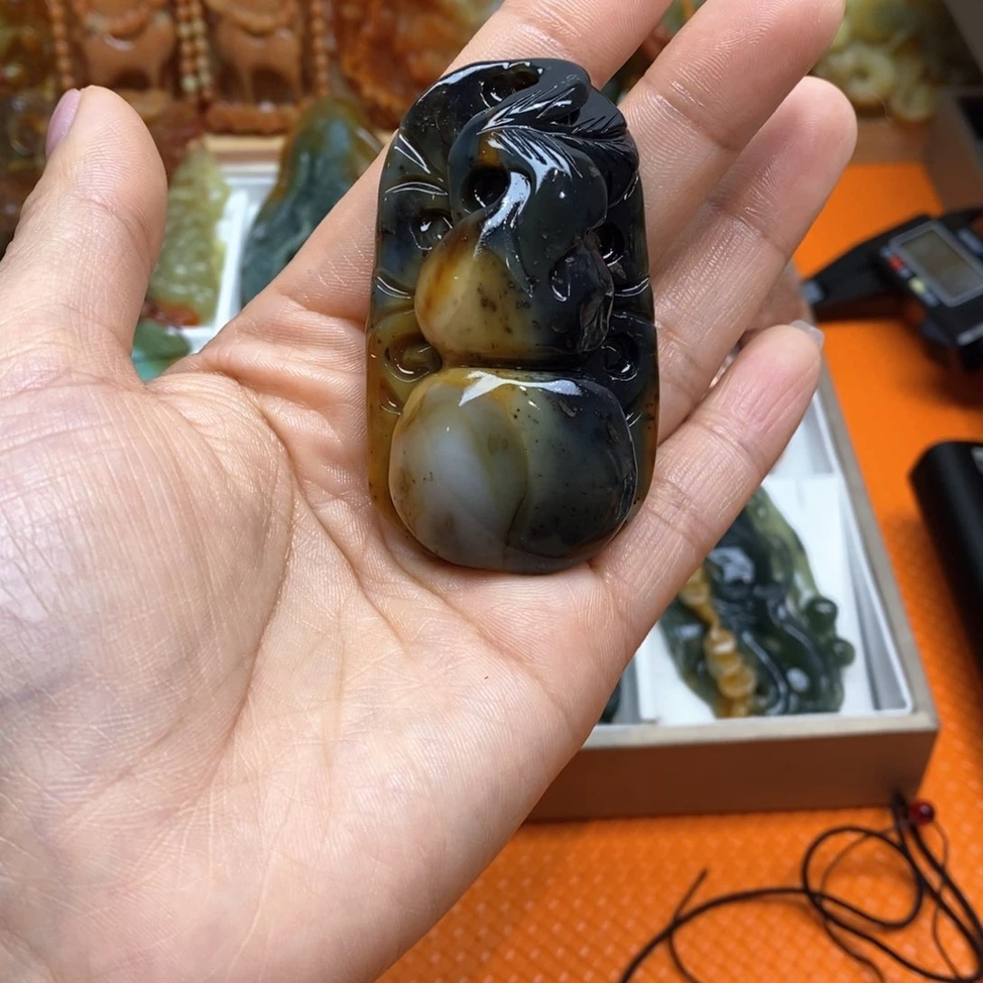 蛇纹石玉颈饰未镶嵌松**子