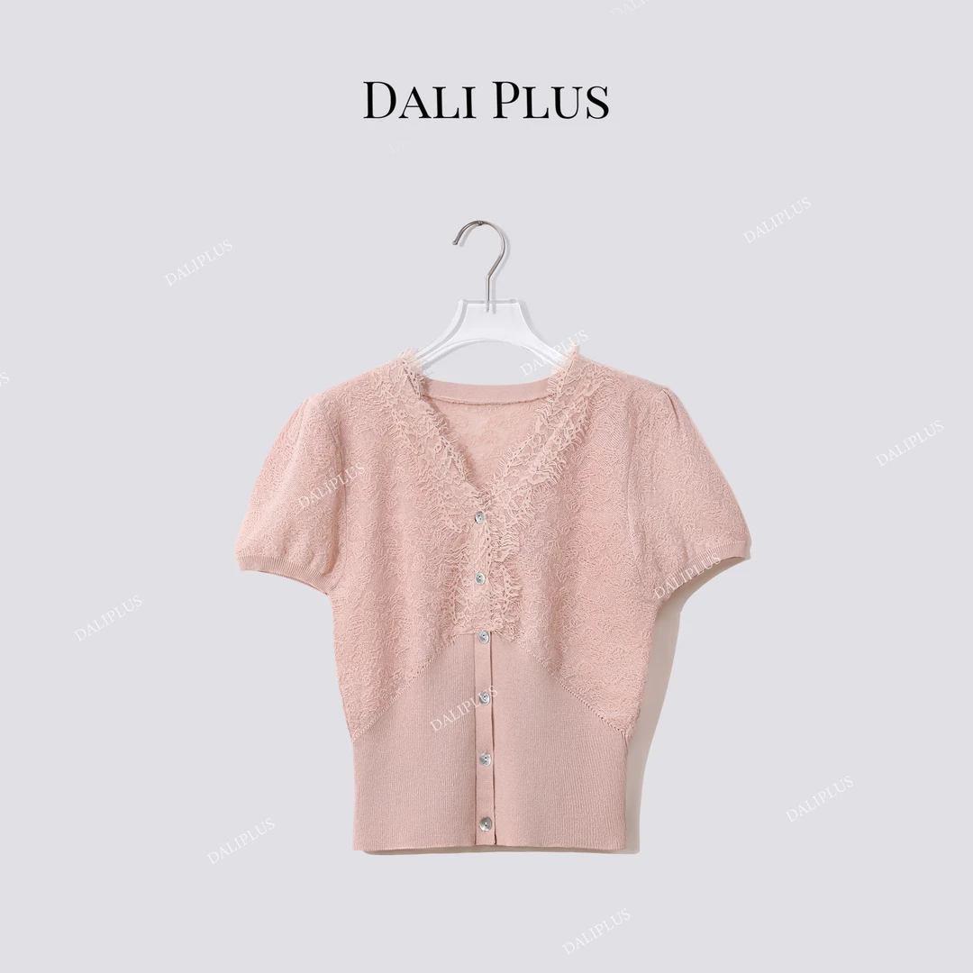 DALI PLUS“浮雕针织蕾丝T”高克重莱赛尔V领蕾丝短袖-D5CH4411