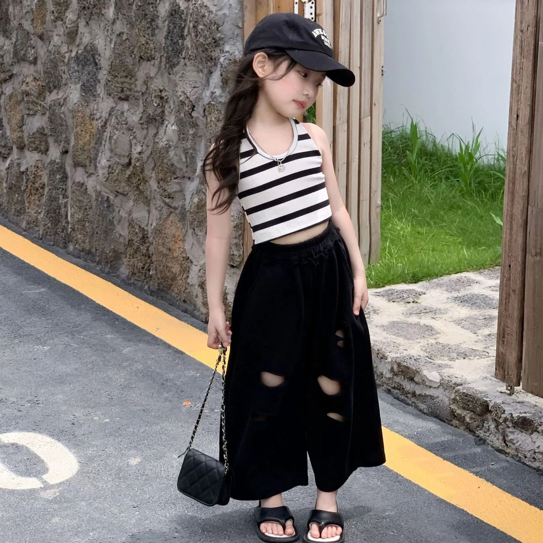 2025夏季女童韩系辣妹穿搭洋气条纹短款挂脖露背吊带时髦破洞裤子