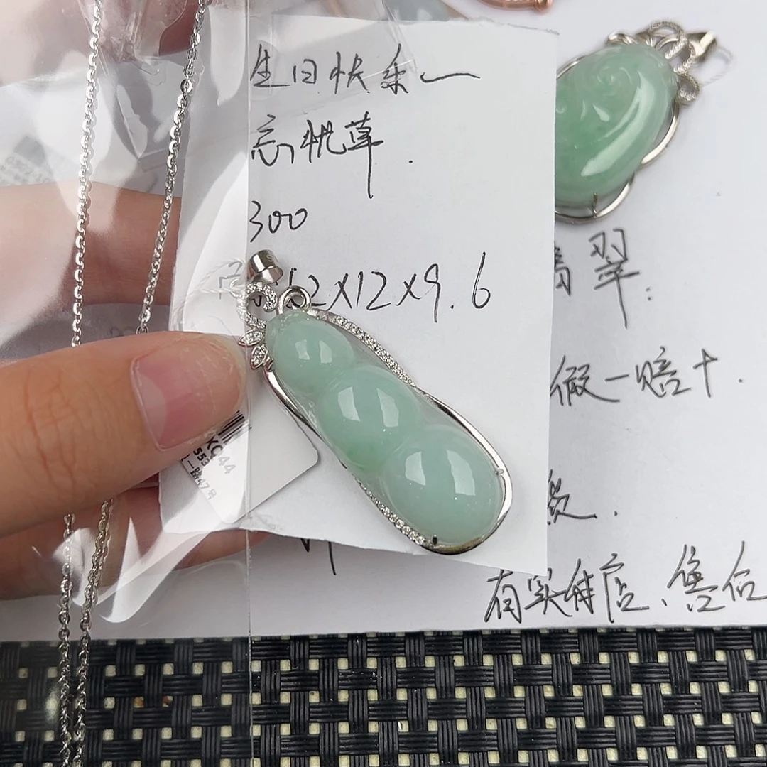 ****Ծ翡翠银S925镶嵌颈饰天然翡翠福豆