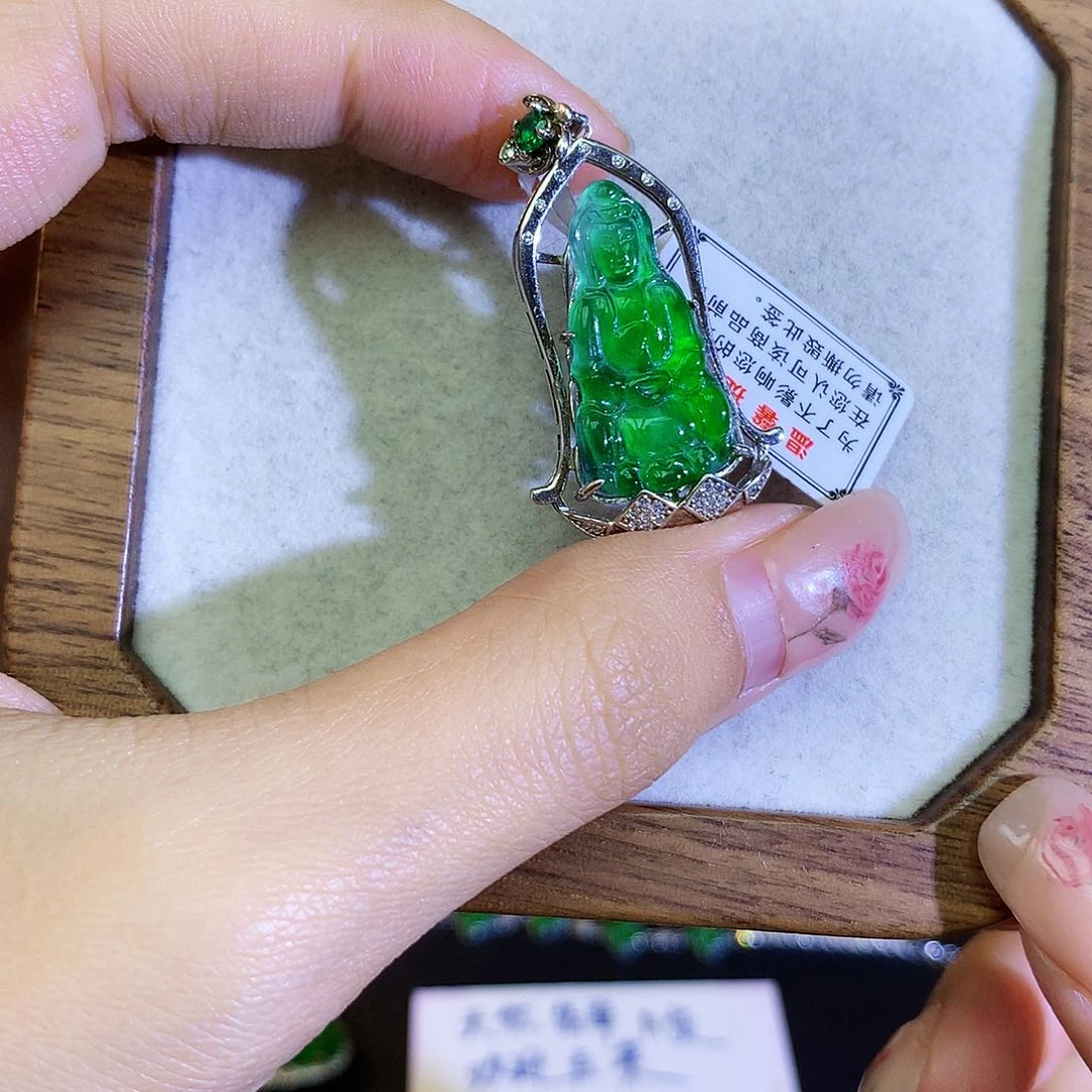 翡翠颈饰银S925镶嵌天然翡翠观音