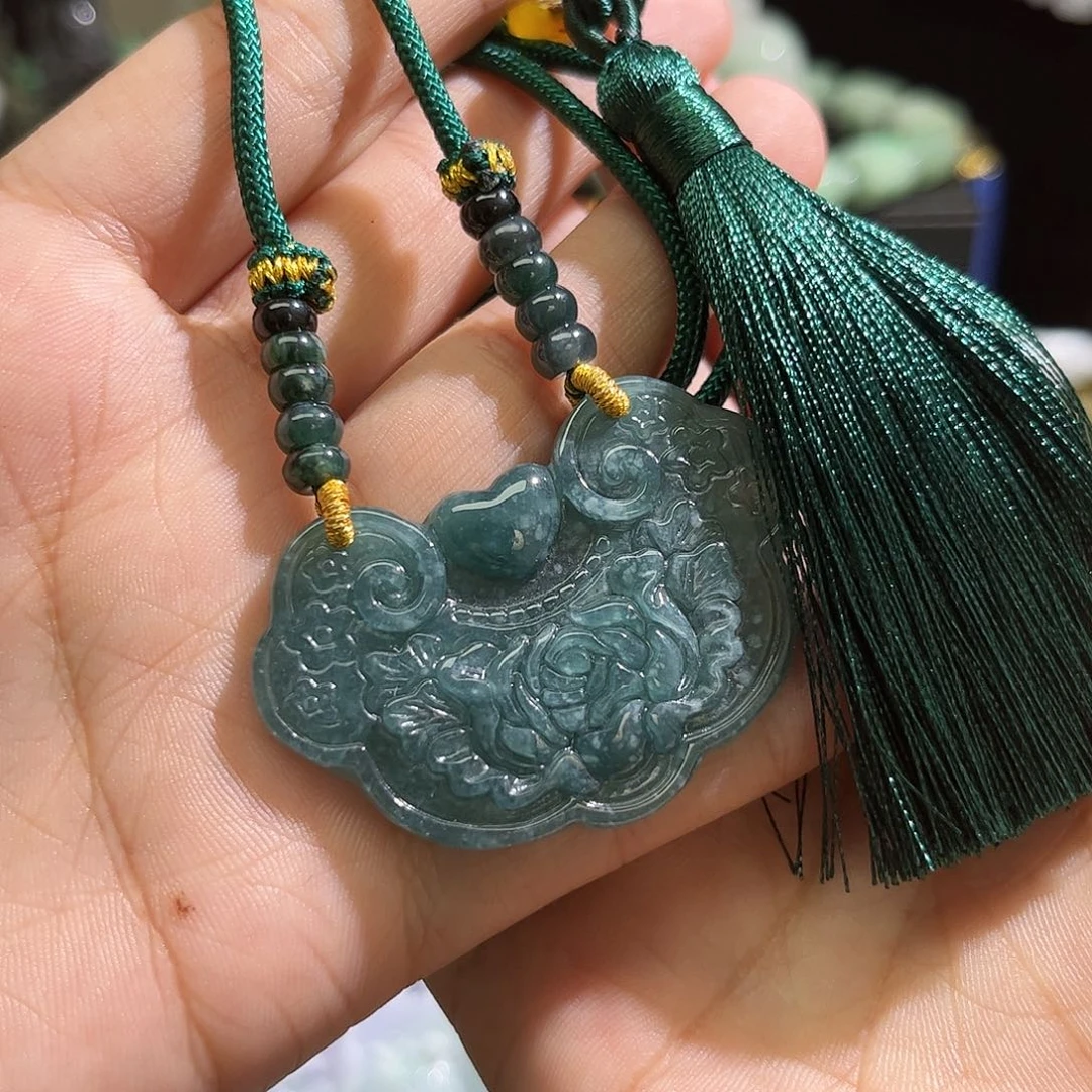 翡翠未镶嵌颈饰待编织