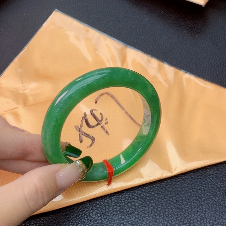 翡翠手镯未镶嵌翡翠手镯