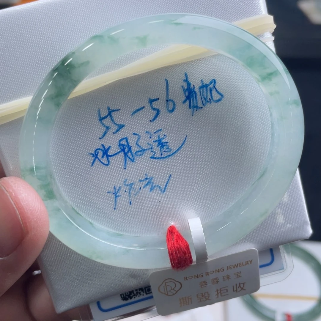 翡翠手镯未镶嵌翡翠手镯